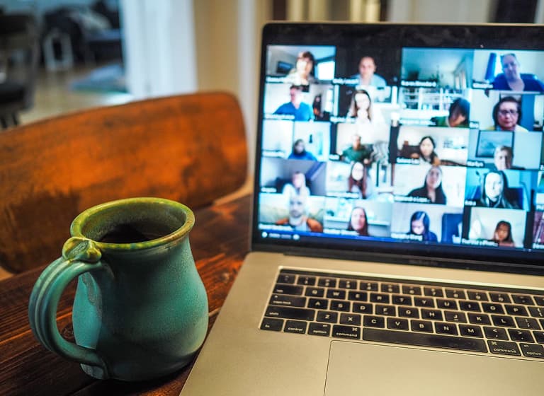 Друзья играют в квиз онлайн